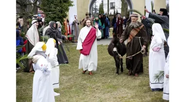 Palmowa procesja w Wejherowie znów połączyła scenę, modlitwę i kaszubską tradycję