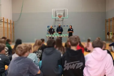 Kaski dla uczniów z Redy. Policjanci przypomnieli o nowym obowiązku